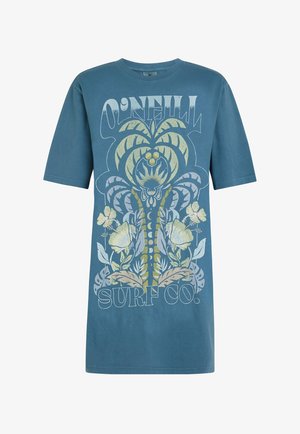 Zila kokvilnas T-kreklu ar ziedu un lapu motīviem gaiši zaļā un baltā krāsā, ar uzrakstu "O'Neill Surf Co." izteiksmīgā fontā. Īsas piedurknes.
