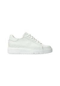 Baskets blanches en cuir avec une surface texturée, bout rond, laçage à l'avant et une semelle en caoutchouc épaisse avec des rainures horizontales pour l'adhérence.