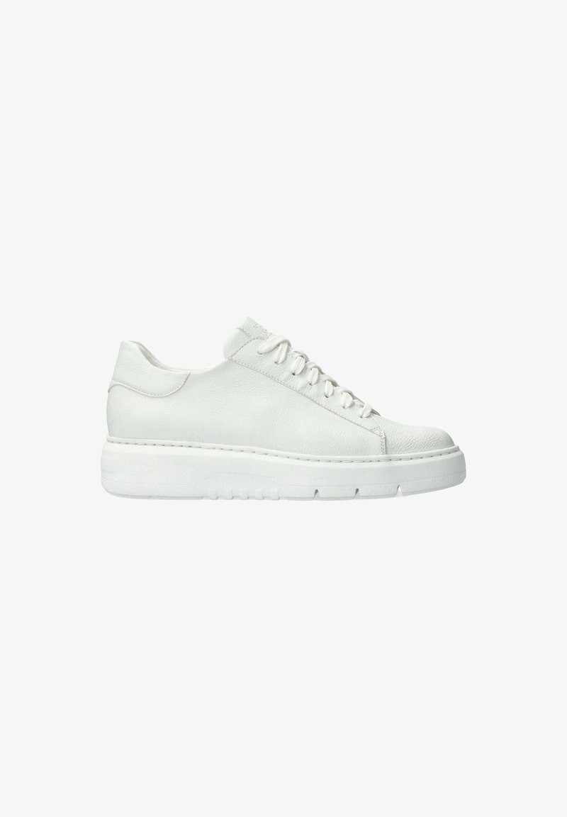 Baskets blanches en cuir avec une surface texturée, bout rond, laçage à l'avant et une semelle en caoutchouc épaisse avec des rainures horizontales pour l'adhérence.