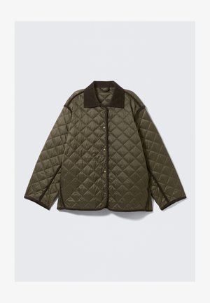 Gesteppte olivgrüne Jacke mit dunklem Kragen, ausgestattet mit Druckknopfverschluss und kontrastierendem Besatz entlang der Ränder, bietet eine lockere Passform.