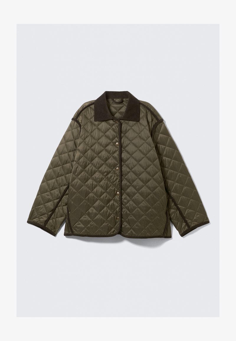 Giacca trapuntata verde oliva con colletto scuro, dotata di chiusura con bottoni a pressione e bordature a contrasto lungo i bordi, con una vestibilità comoda.