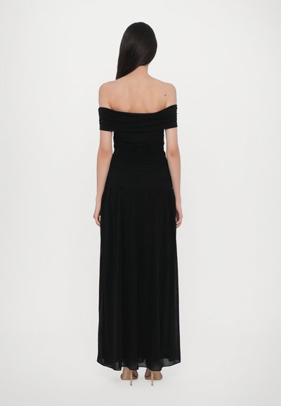 Zwarte off-the-shoulder maxi-jurk met geplooide buste en vloeiende rok. Zachte, lichte stof; gladde textuur; enkellange uitvoering.