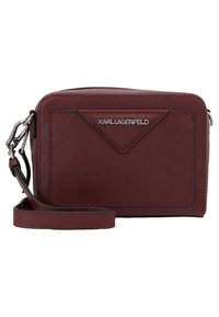 Bordowa skórzana torebka na ramię z teksturowaną powierzchnią, srebrnym logo, trójkątnym akcentem, zamek błyskawiczny i odczepiany pasek. Prostokątny kształt.