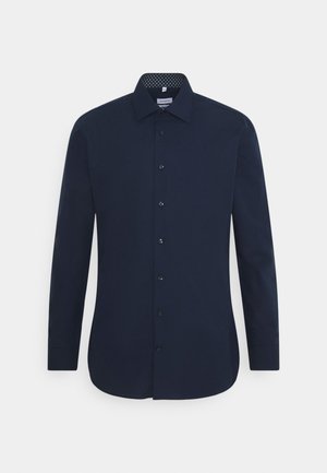 Marineblaue Langarmbluse aus glattem Stoff, mit klassischem Kragen, Vorderknöpfen und einem strukturierten Detail am Innenkragen.