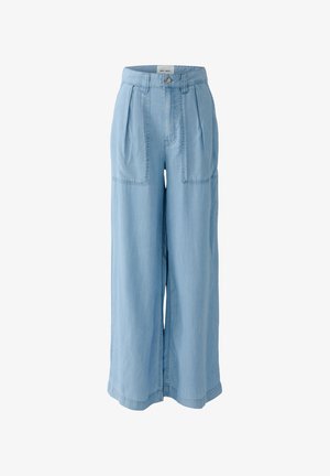 Pantalon large bleu clair avec taille haute, bouton et fermeture éclair à l'avant, grandes poches plaquées avant et plis près de la taille.
