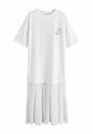 Witte jurk met korte mouwen, een kanten rok en een klein bloemen- en tekstontwerp met de tekst "la dolce vita" op de linkerborst.