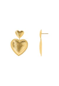 Orecchini a forma di cuore in oro presentano un design testurizzato con un cuore più piccolo nella parte superiore e un bordo di perline, evidenziando la loro dimensionalità.