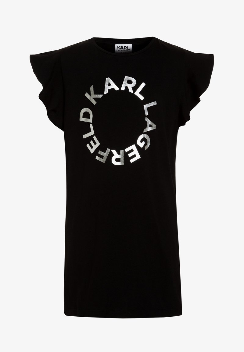 T-shirt nera con maniche corte e arricciate, decorata con un logo circolare in metallo argentato che riporta la scritta "KARL LAGERFELD" in lettere in grassetto.