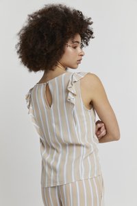 Beige og hvid stribet ærmeløs top med flæse detaljer, der har et nøglehul bagpå og er lavet af et let, struktureret stof.