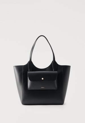 Čierna kožená taška typu tote s dlhými rúčkami a predným vreckom na klopú s malým zlatým gombíkom a logom Furla.