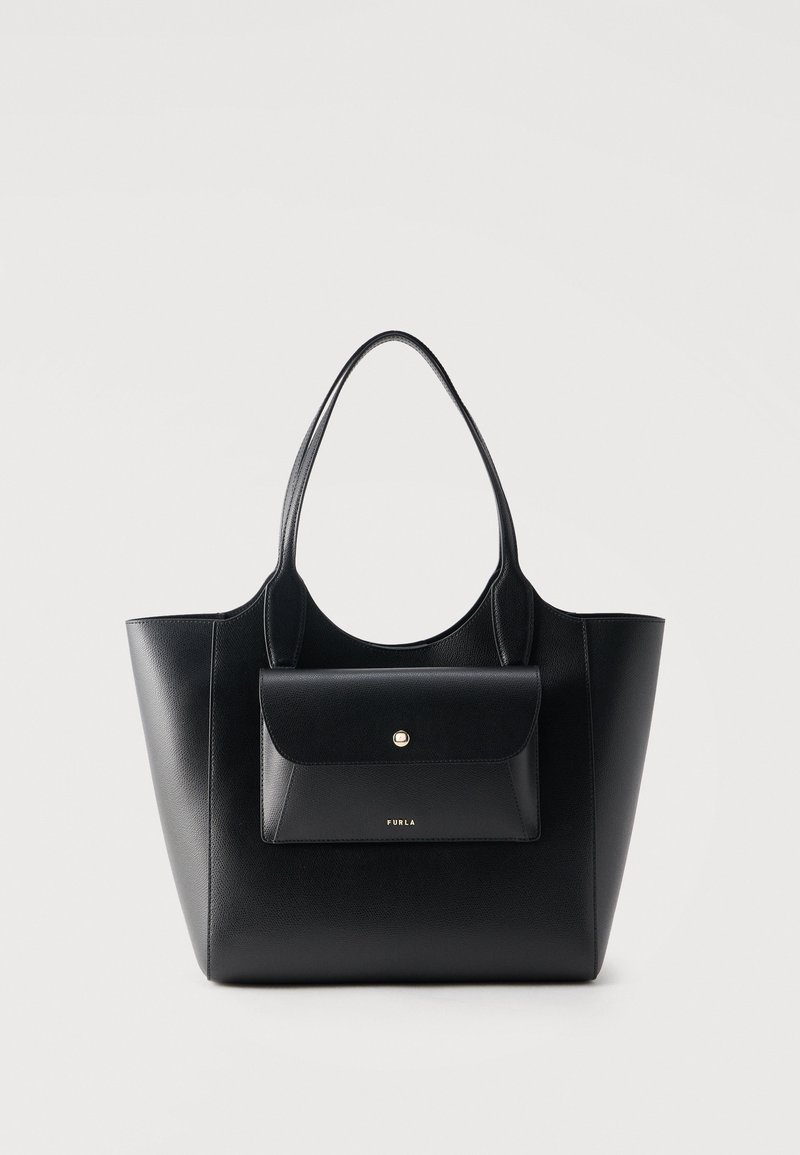 Μαύρη τσάντα ώμου από δέρμα με μακριά χερούλια και μπροστινή τσέπη με καπάκι που διαθέτει ένα μικρό χρυσό κουμπί και το λογότυπο Furla.