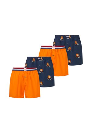 Dos pares de bóxers naranjas y dos pares de bóxers azul marino con estampados de león y balón de fútbol, dispuestos de forma alterna.