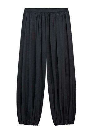 Volné černé kalhoty s elastickým pasem a stahovacími elastickými manžetami, vyrobené z lehké látky.