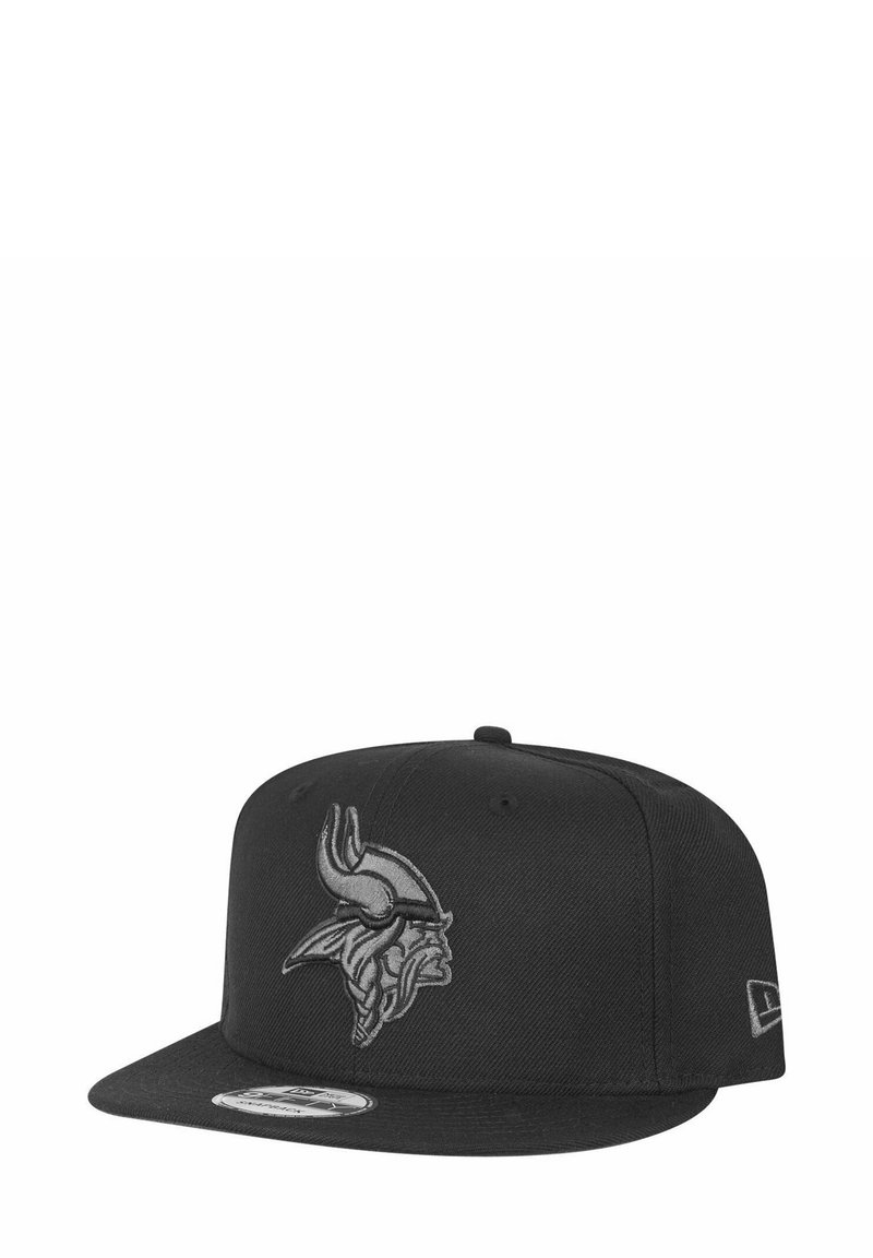 Casquette de baseball noire avec une visière plate. Elle comprend un logo viking gris brodé sur le devant. Fabriquée en tissu durable avec une finition texturée.