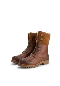 Bruine leren en suède veterschoenen met rubberen zolen en metalen oogjes, naast elkaar weergegeven op een witte achtergrond.