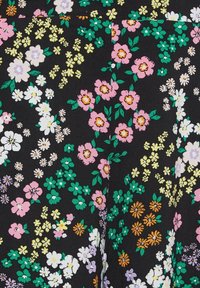 Blommig tyg med rosa, vita och gula blommor på en svart bakgrund, med gröna blad och ett texturerat mönster genom hela.