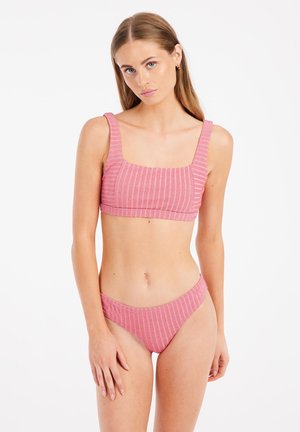 Różowy, prążkowany bikini z kwadratowym dekoltem i grubymi ramiączkami. Materiał ma lekko teksturowane wykończenie, z pionowymi paskami.