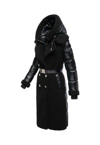 Cappotto nero con un mix di tessuto lucido e testurizzato, colletto oversize, vita con cinturino e due tasche frontali con bottoni metallici.