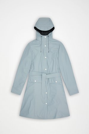 Svetlomodrý nepremokavý kabát s kapucňou, zapínaním na cvoky, opaskom v páse a dvoma prednými vreckami. Hladká textúra s moderným dizajnom.