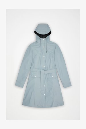 Cappotto impermeabile azzurro chiaro con cappuccio, bottoni a pressione, vita con cintura e due tasche frontali. Tessuto liscio con design moderno.