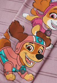 Tkanina z kreskówkowymi postaciami dwóch psów w różowych ubrankach i kaskach. Tło jasnofioletowe z delikatnymi paskami. Wysokiej jakości szczegóły nadruku.