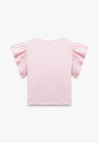 Top rose à manches courtes avec des manches volantes, un col rond et un tissu texturé. L'arrière est uni sans détails supplémentaires.
