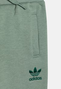 adidas Originals TREFOIL UNISEX SET - Tepláková súprava - silver green