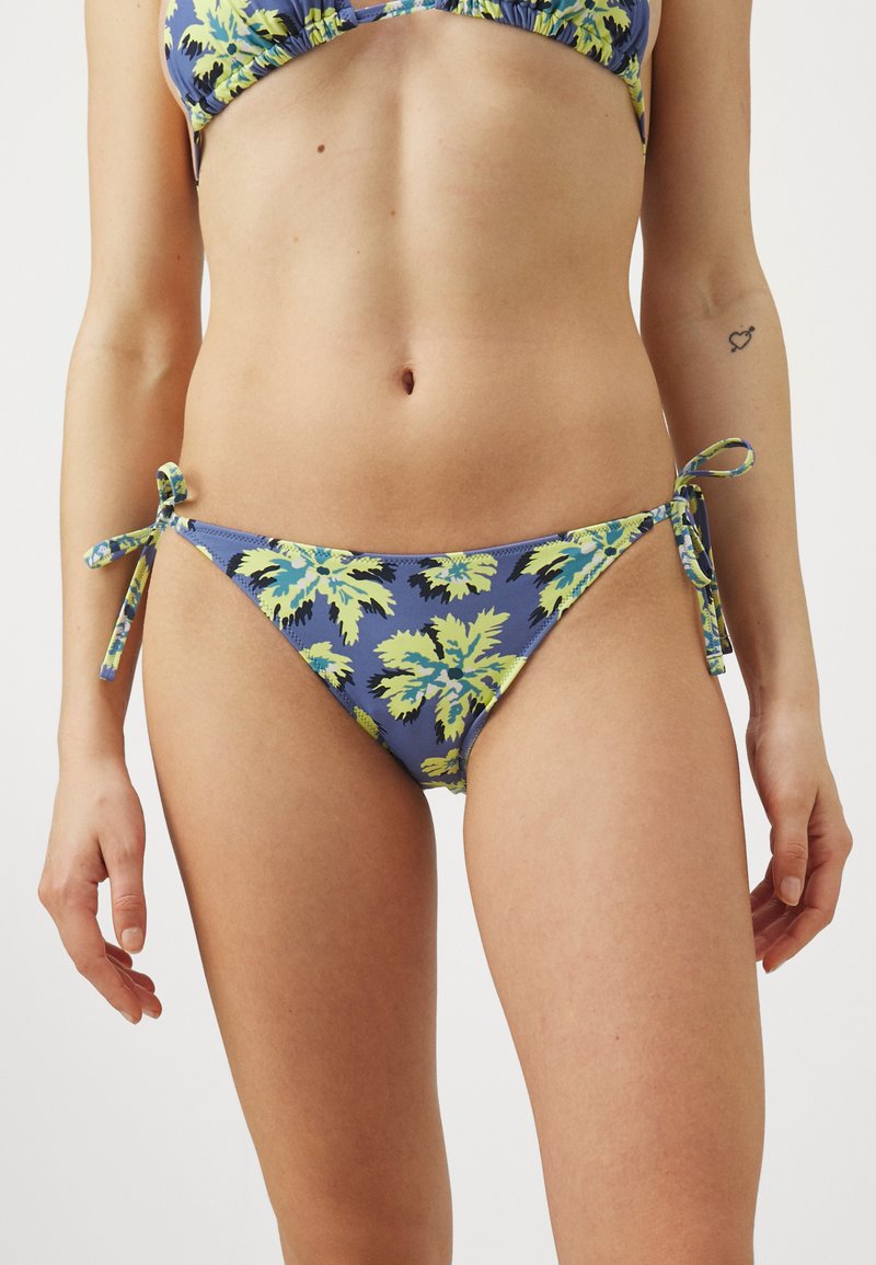 Moteriškos bikini kelnaitės mėlynos spalvos su geltonais ir žaliais lapų raštais. Su šoninėmis raišteliais, leidžiančiais reguliuoti dydį, ir minkšta, elastinga medžiaga.