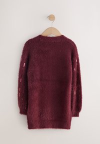 Bordo puhast svetra z dolgimi rokavi, okrašena z rožnatim vezenjem ob rokavih, zasnovana s sproščenim krojem in okroglim izrezom.