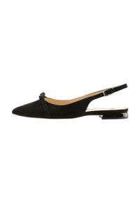 Sorte ruskind slingback sko med spids tå, en lille sløjfe som accent og en lav, glat hæl. Har en spænde rem til justering.