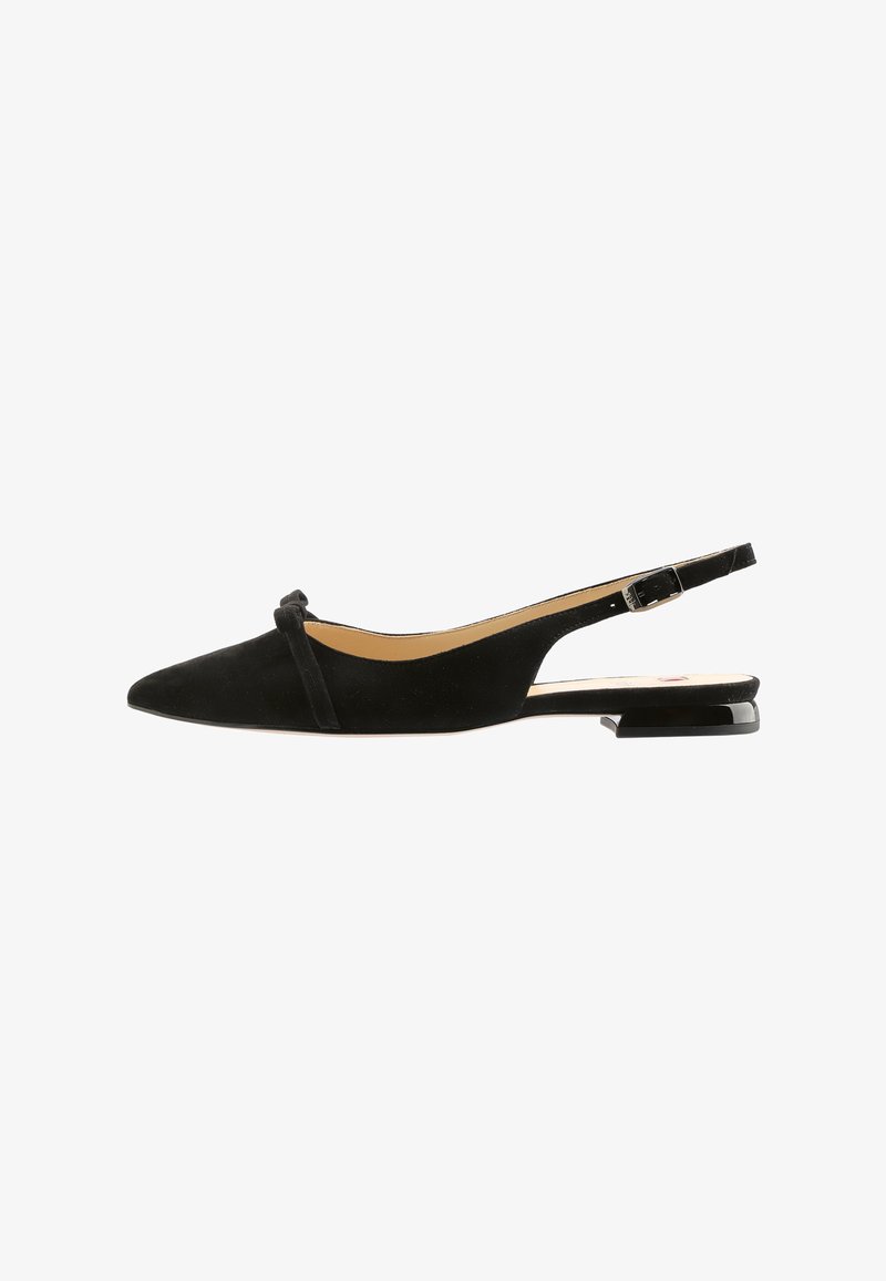 Sorte ruskind slingback sko med spids tå, en lille sløjfe som accent og en lav, glat hæl. Har en spænde rem til justering.