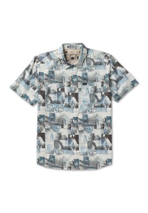 Korte mouw overhemd met knopen en een abstracte collageprint in blauw, zwart en wit met surfers, golven, bloemvormen en tiki-maskermotieven.