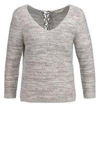 Jasnoszary sweter dzianinowy z dekoltem w kształcie litery V i sznurkiem z przodu. Długie rękawy, miękka tekstura oraz subtelne poziome paski w całym fasonie.