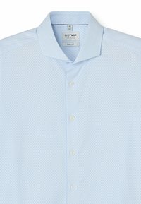 Hellblaues Hemd mit Knopfleiste, strukturiertem Muster, spitzem Kragen und fünf Knöpfen auf der Vorderseite. Der Stoff wirkt glatt und leicht.