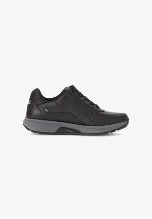 Schwarze Lederturnschuhe mit strukturiertem Finish, Schnürdesign, gepolstertem Kragen und grauer Gummi-Außensohle. Verfügt über perforierte Akzente an der Seite.