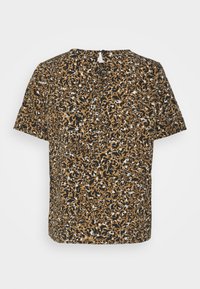 Camiseta de manga curta com padrão de estampa de leopardo em tons de castanho, preto e branco, com um detalhe em forma de buraco na parte de trás do decote.