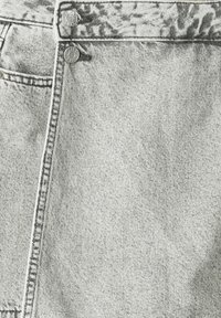 Tessuto in denim grigio con una superficie liscia, due chiusure a bottone in metallo in vita e cuciture a contrasto lungo le cuciture.