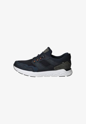 Scarpa da ginnastica blu navy con tomaia in mesh e sintetico, suola intermedia bianca, dettagli testurizzati e occhielli arancioni sui lacci.