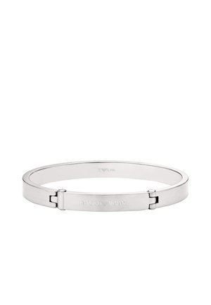 Bracelet en acier inoxydable argenté avec une surface lisse et polie, équipé d'un fermoir et du logo "Emporio Armani" gravé sur le devant.