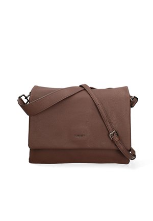 Sac en cuir marron à bandoulière avec une texture lisse, fermeture à rabat, sangle ajustable et une marque discrète sur l'avant.
