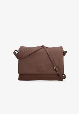 Bruine leren crossbodytas met een gladde textuur, klep sluiting, verstelbare schouderband en subtiele branding aan de voorkant.