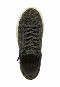 Sneaker con stampa leopardata marrone, caratterizzato da tessuto testurizzato, design con lacci e cerniera laterale. Suola in gomma color crema con punta arrotondata.