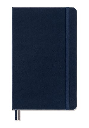 Taccuino con copertina rigida blu scuro, angoli arrotondati, chiusura con elastico e due segnalibri a nastro su sfondo bianco.