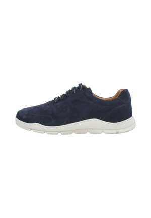 Sneaker casual in camoscio blu navy con suola in gomma bianca e lacci blu scuro, mostrata di profilo su sfondo bianco.