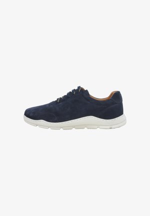 Sneaker casual in camoscio blu navy con suola in gomma bianca e lacci blu scuro, mostrata di profilo su sfondo bianco.