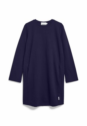 Robe bleu marine en tissu doux, avec manches longues, encolure ronde, poches latérales et design minimaliste avec des détails de couture subtils.