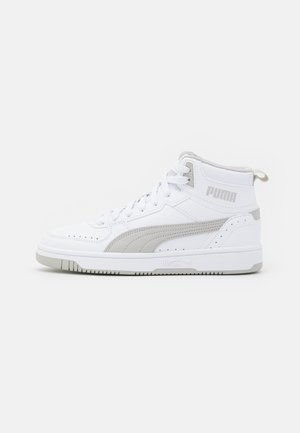 Baskets montantes en cuir blanc avec des accents gris, dotées d'un embout texturé, de perforations et d'un logo de marque sur le côté et à l'arrière.