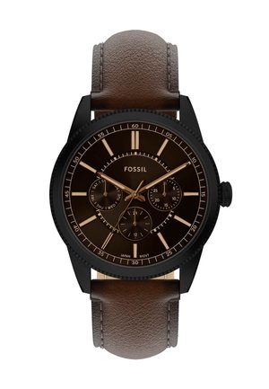 Fossil chronografisk klokke med svart rustfritt stålhus, mørkebrunt lærreim og brun urskive med gullfargede indekser og subskiver.