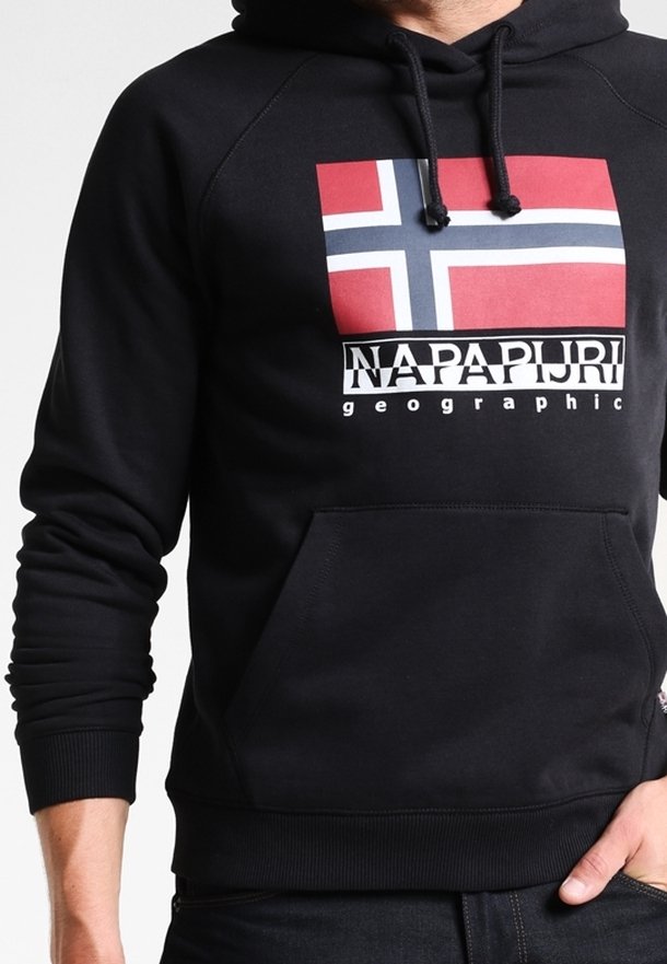 Černá mikina s kapucí s přední kapsou na zip typu klokanka, zdobená grafikou norské vlajky a nápisem "Napapijri geographic" v bílé barvě. Nastavitelné šňůrky na kapuci.