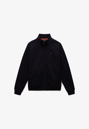 Giacca nera con zip e colletto alto, realizzata in tessuto morbido, presenta tasche laterali, polsini a costine e un piccolo logo sul petto.